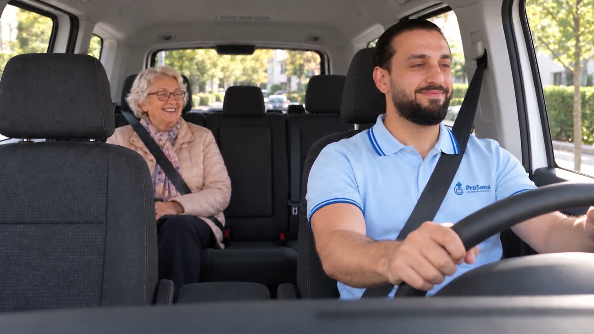 Nur Fakih am Steuer im Gespräch mit einer Fahrgästin auf der Rückbank